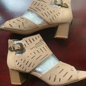 Never used Sandals- beige size 11